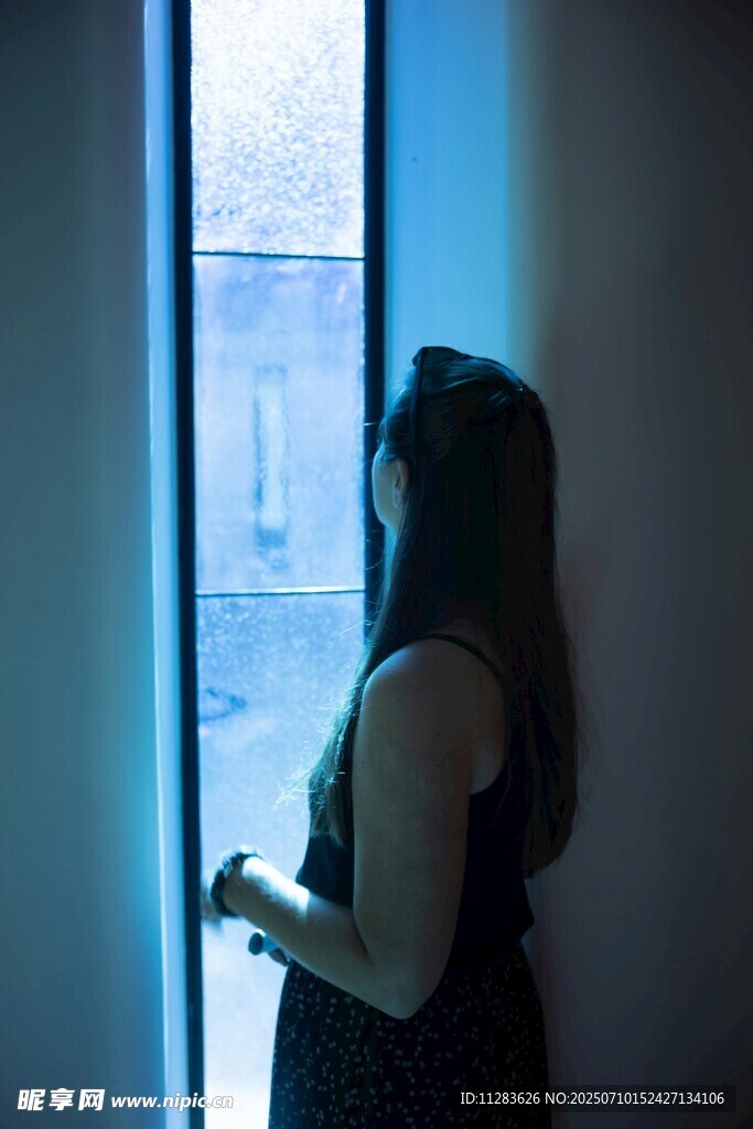 窗边女子凝望远方