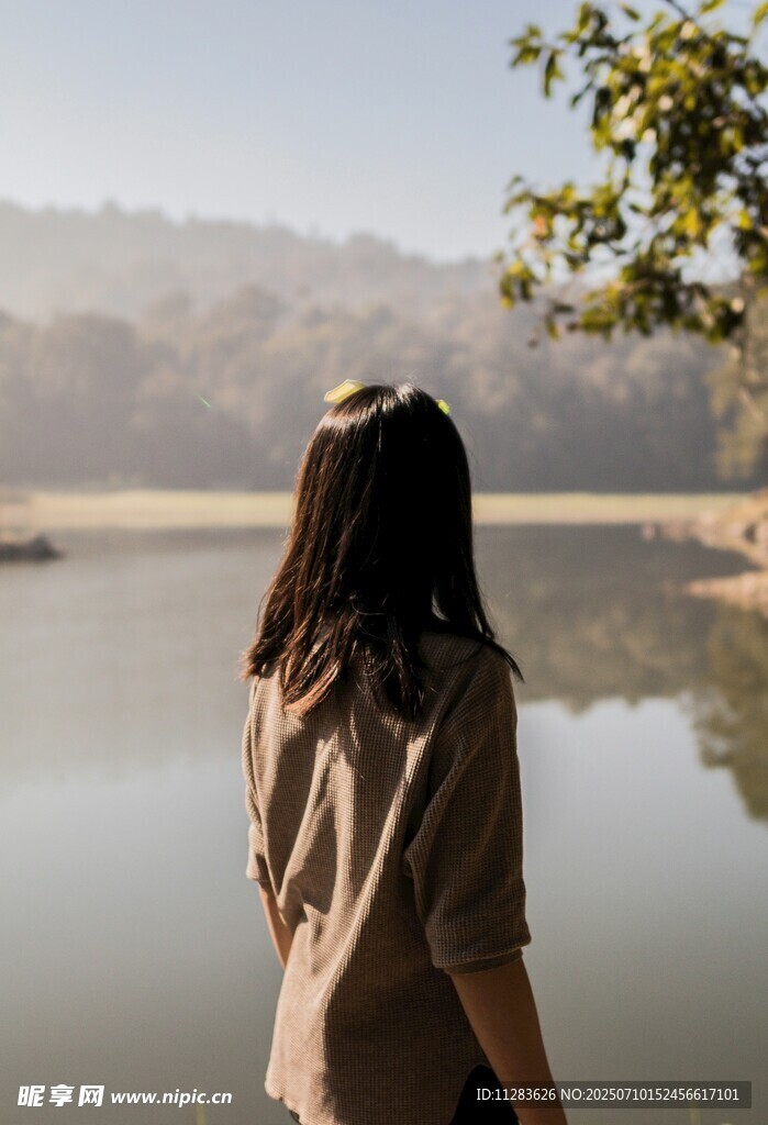 湖畔女子背影