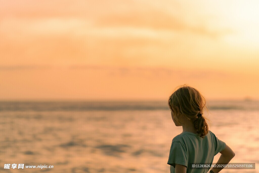 女孩海边赏日落背影