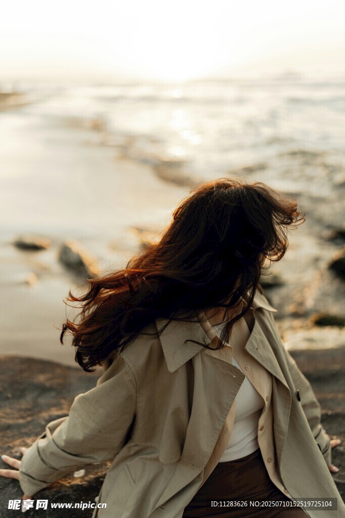 海边漫步的飘逸长发女子