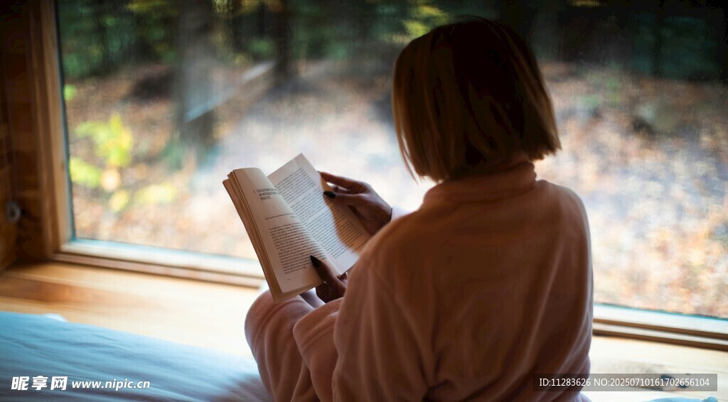 窗边女子惬意阅读时光