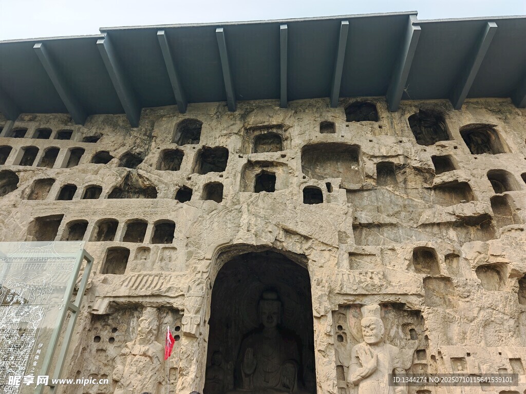 龙门石窟墙面