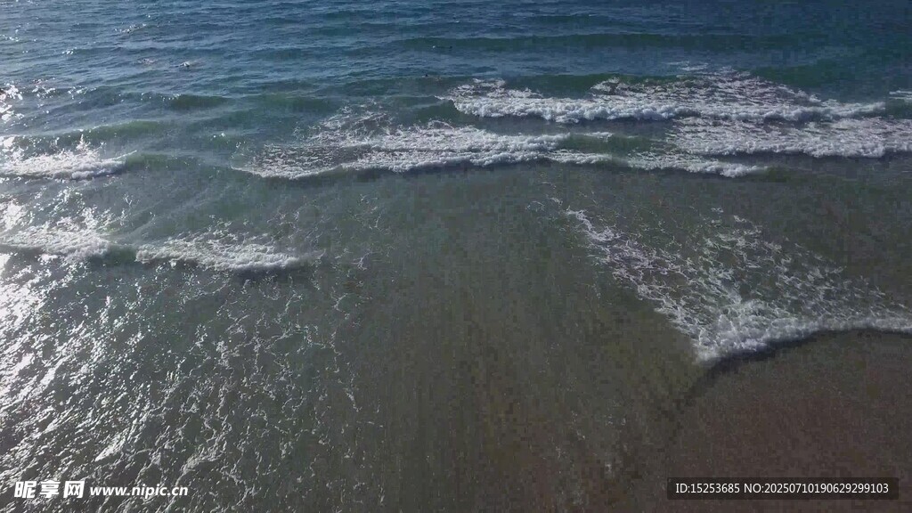 海边海浪轻拍沙滩景象