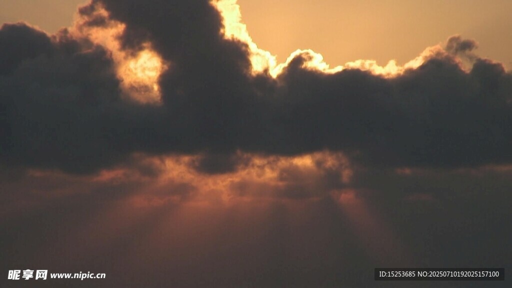 夕阳穿透云层的壮丽景象