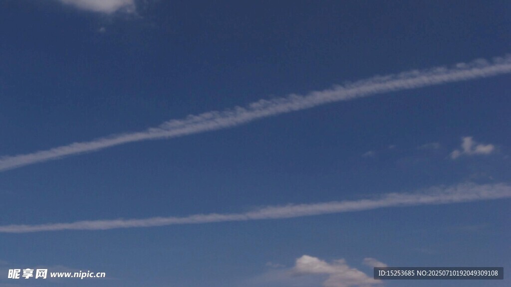 天空中飞机留下的航迹云