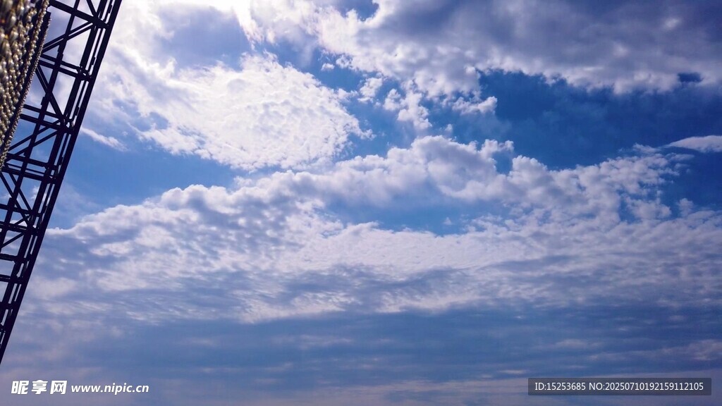 仰视天空中的白云与铁塔