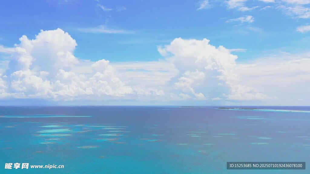 蔚蓝大海与天际白云