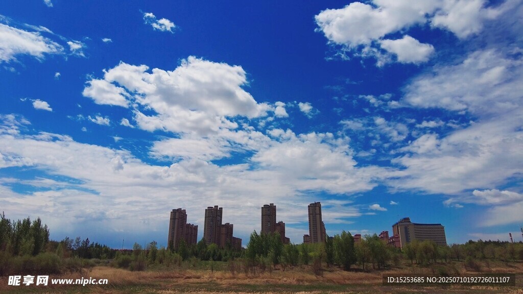 蓝天之下的古老建筑遗迹