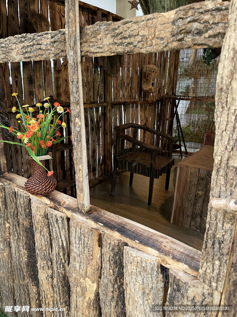 木窗内的古朴桌椅与花卉