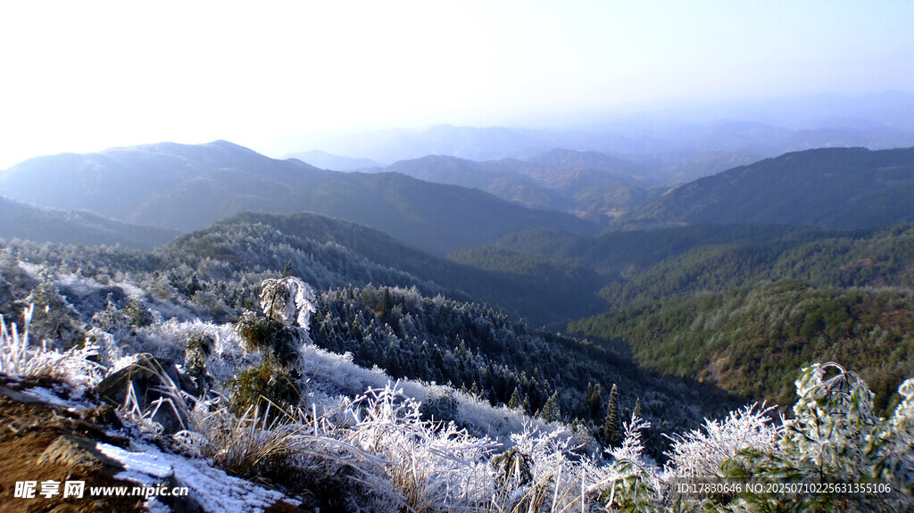 雪覆山峦美景