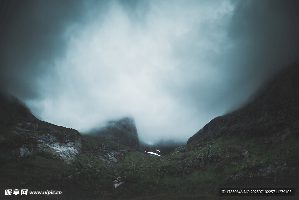 云雾缭绕的山间美景