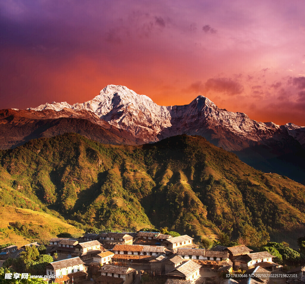 山间村落映着壮丽雪山