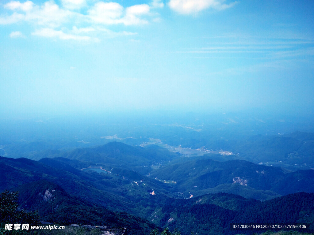 俯瞰壮丽山峦与蓝天美景