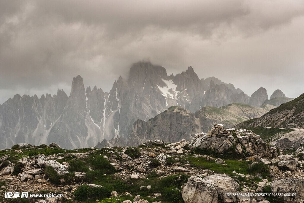 云雾缭绕的壮丽山景
