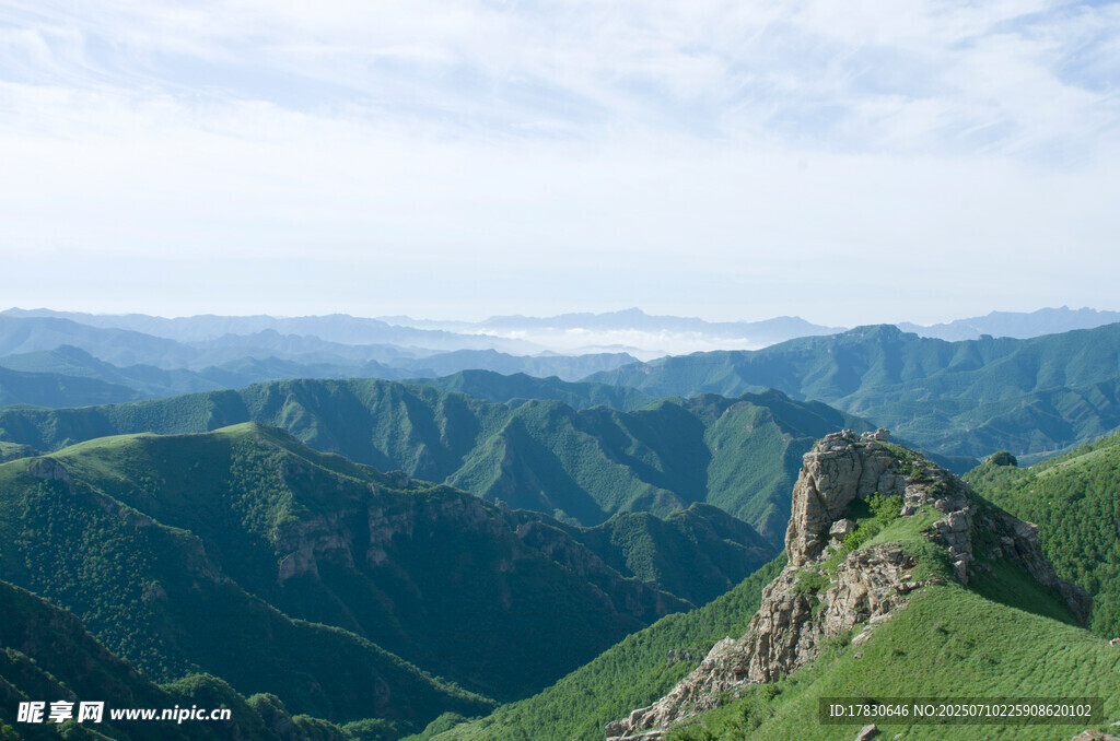 青山连绵的壮阔山景