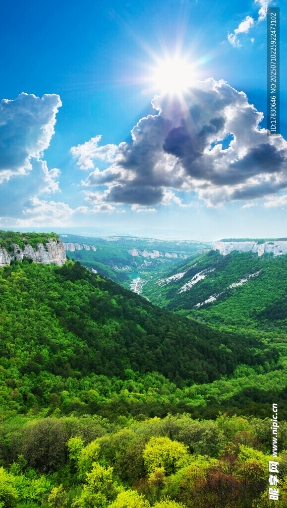 壮丽青山间的阳光美景