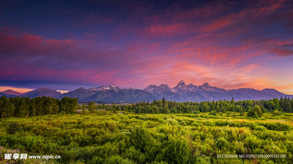 草原上的绚丽晚霞美景