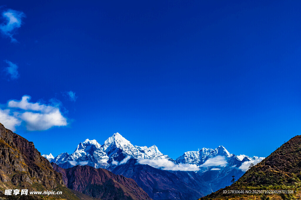 壮丽雪山蓝天美景