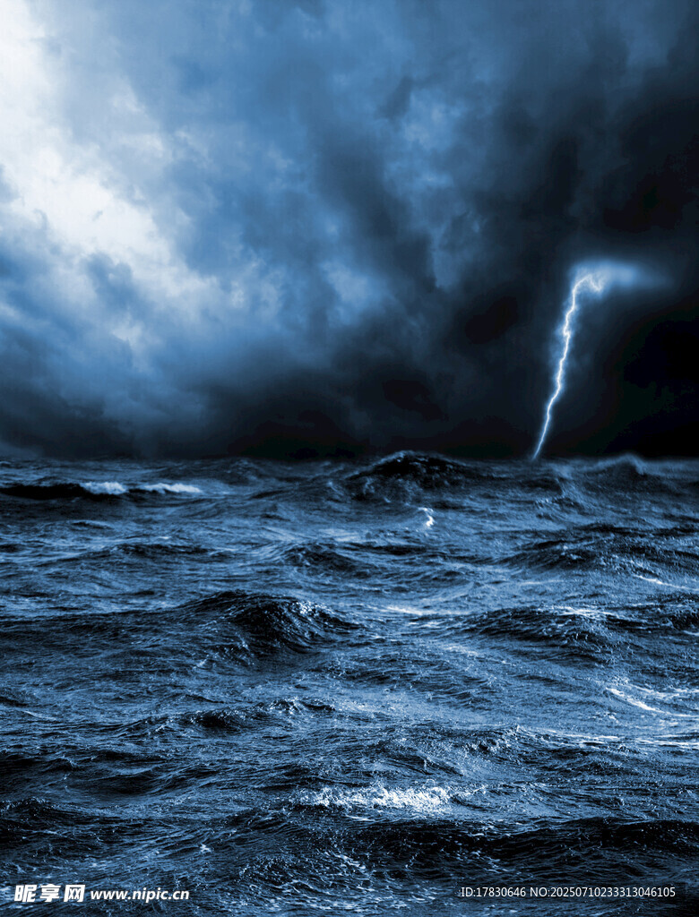 海上风暴闪电景象