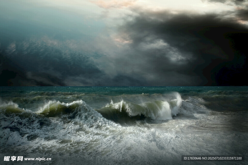 暴风雨中的汹涌海浪