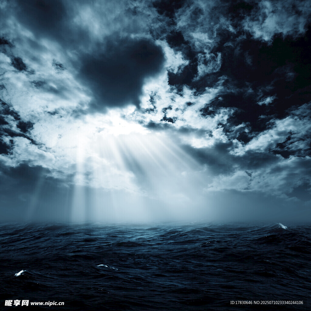 海上曙光穿透云层景象