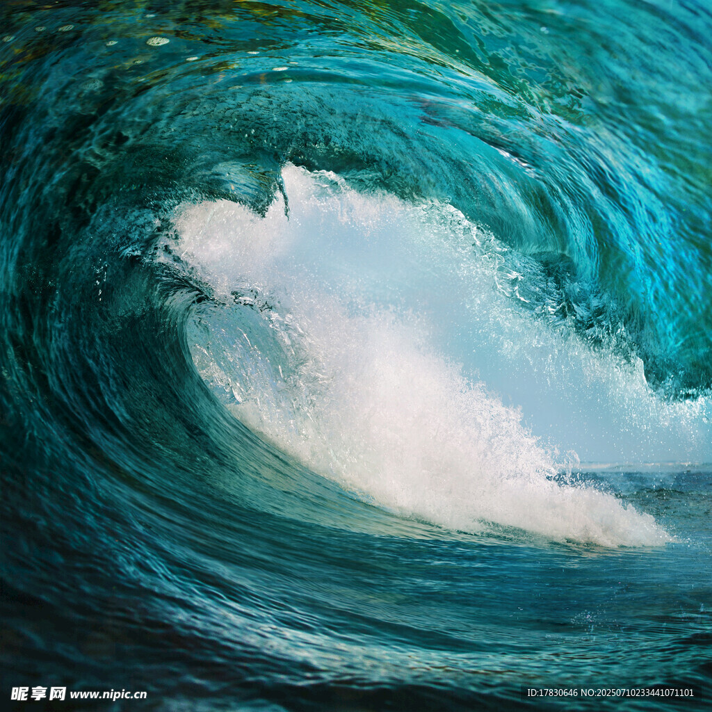 汹涌海浪的壮丽瞬间