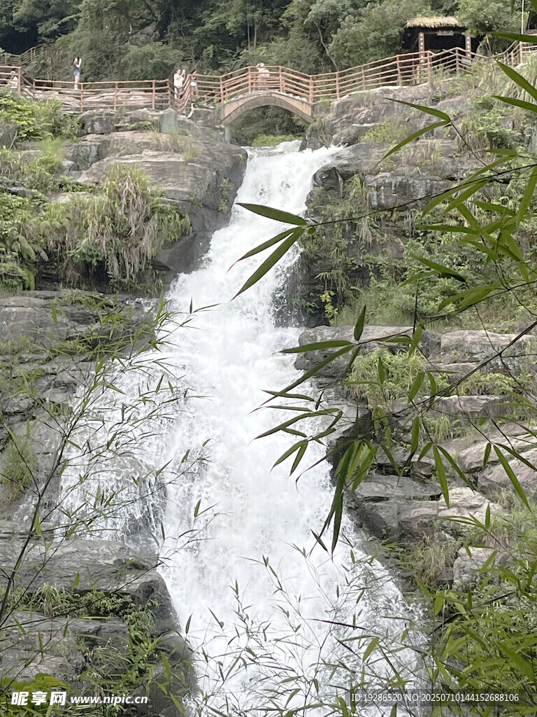 山间瀑布 绿意环绕的美景