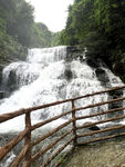 山间瀑布