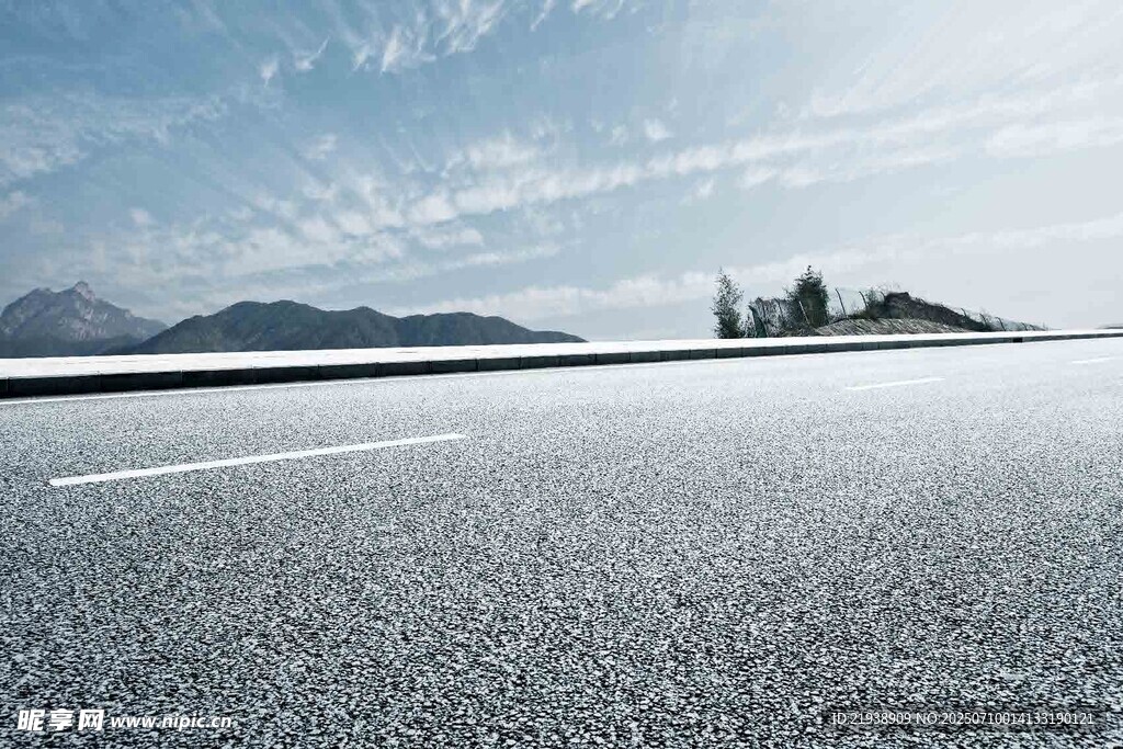 空旷平坦的沥青路面景观