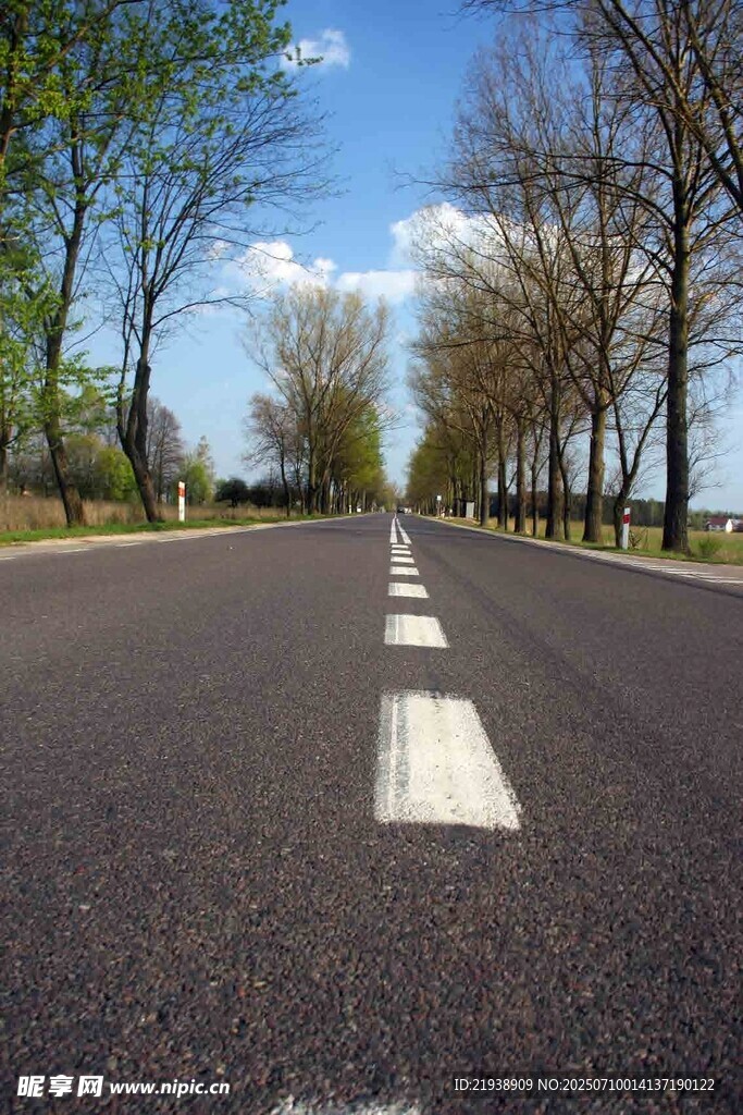 宽阔公路延伸向远方
