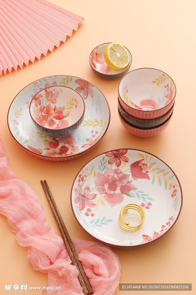 花卉图案餐具