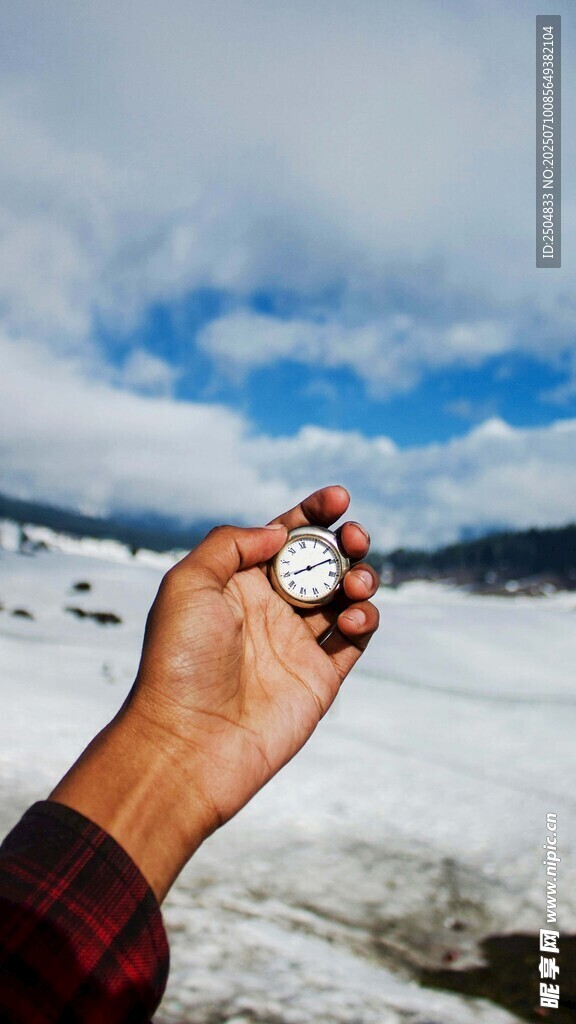 手握雪球于广阔雪地之上