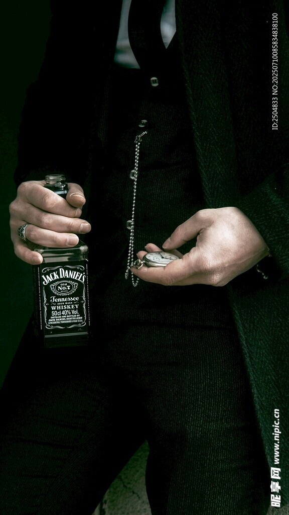 手持酒瓶的西装男士