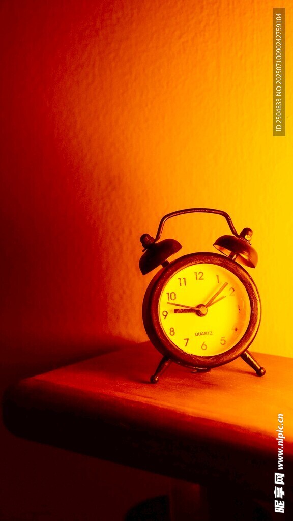 暖光下的复古闹钟