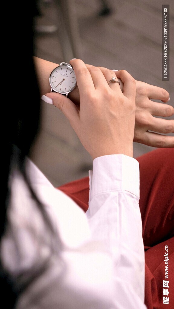 女士手腕上的精致手表