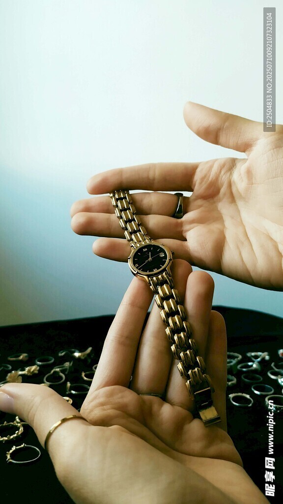手中把玩的精美珠串