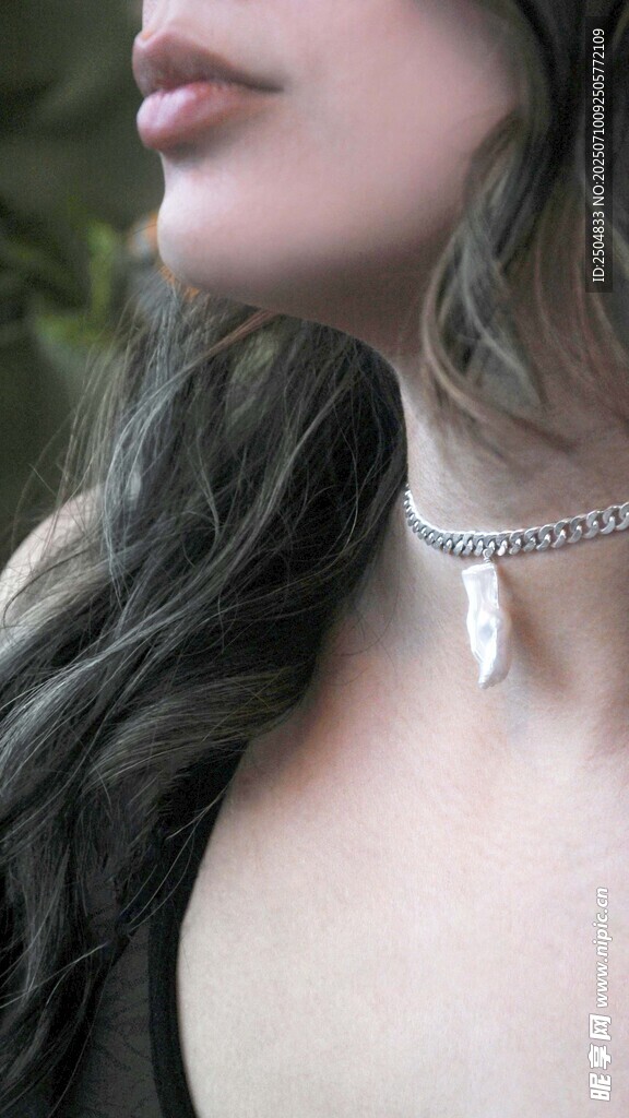精致女士佩戴独特项链