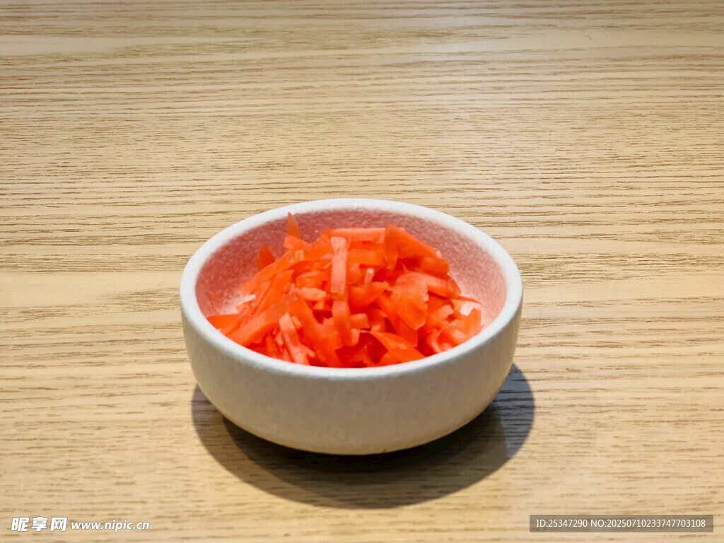 白色碗中的新鲜红姜