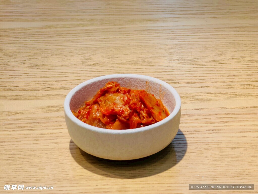 一小碗美味的辣白菜
