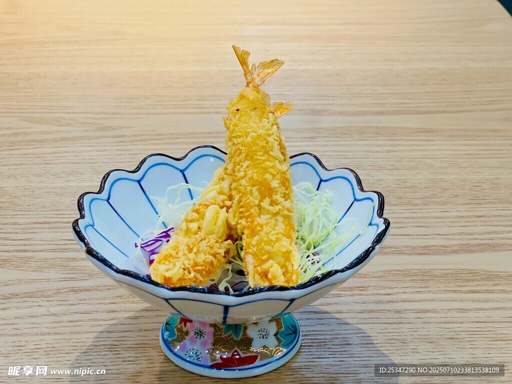 日式虾天妇罗摆于精美碗中