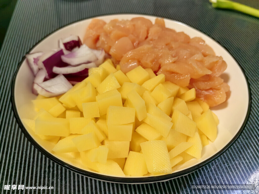 盘中多彩食材待烹饪