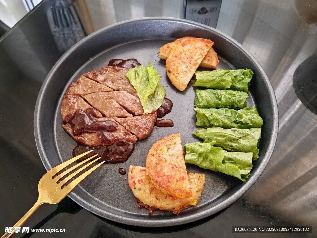 盘中的牛排与配菜