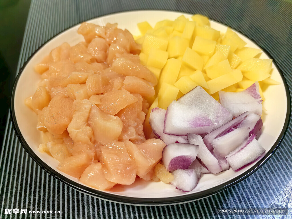 鸡肉洋葱菠萝食材拼盘