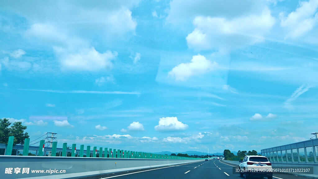 公路上行驶的车辆与蓝天