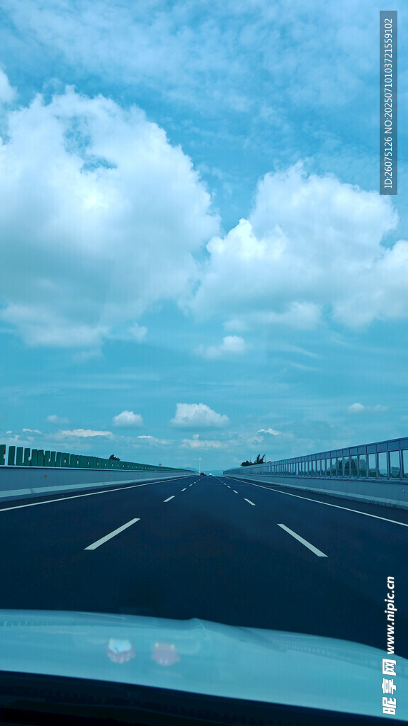 公路上的蓝天白云与桥梁