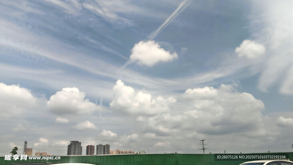 城市上空的蓝天白云景观