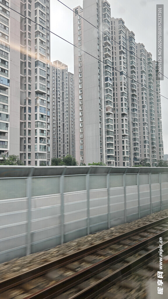 城市铁轨旁的高楼建筑群