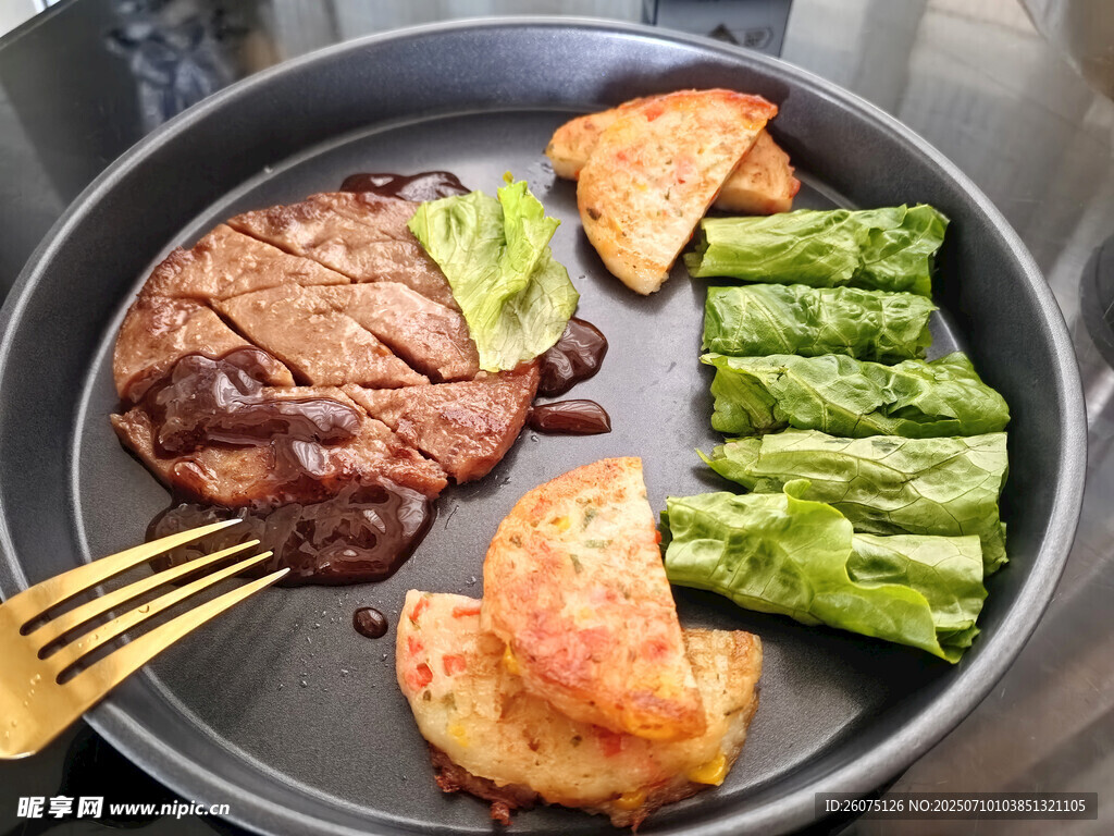 美味牛排配蔬菜拼盘