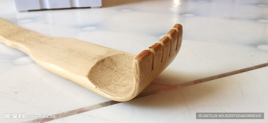 木质挠痒工具特写