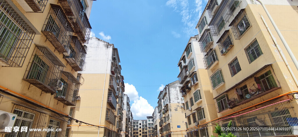 老旧居民楼的日常景象